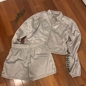 SKIMS Utility Sport Set in Stone! like new condition! SIZE M